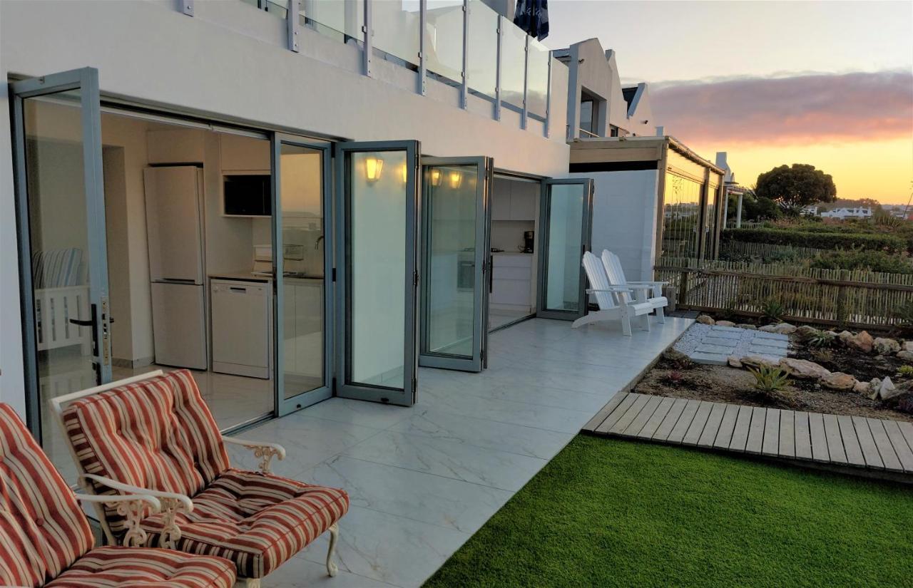 Soli Deo Gloria, Pearl Studio Paternoster Exterior photo